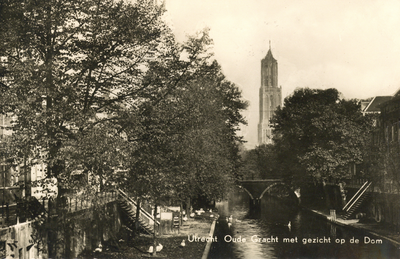 606662 Gezicht op de Oudegracht te Utrecht, met in het midden de Weesbrug en op de achtergrond de Domtoren.